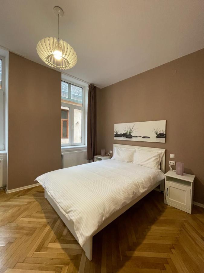 Schei Central Studios In The Heart Of Брашов Екстериор снимка